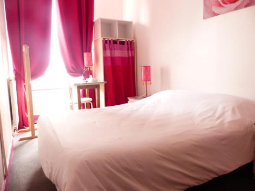 Ένα ή περισσότερα κρεβάτια σε δωμάτιο στο Logis Hôtel Au Croissant