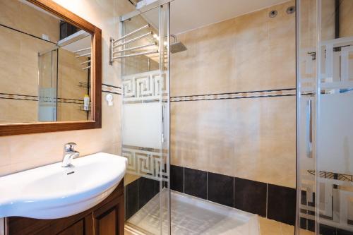 A bathroom at HomeySeville-Lovely Duplex at Santa Cruz 10 pax, Parking Optional