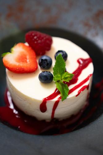 a cake with fruit on a black plate at Le Pré Saint Germain in Louviers