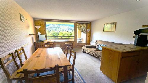 un salon avec une table et un canapé dans l'établissement Résidence Les Cytises - Jolie T2 avec balcon pour 4 personnes avec vue sur les montagnes. MAE-1631, à Vallouise