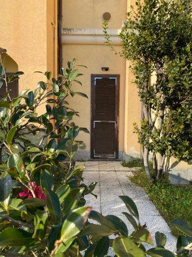 a door leading into a building with a plant at Roma 1 Apartment - THE V Collection in Turate