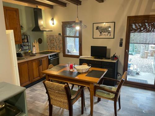 - une cuisine avec une table et des chaises en bois dans la chambre dans l'établissement Le chalet du cœur, à Mittlach