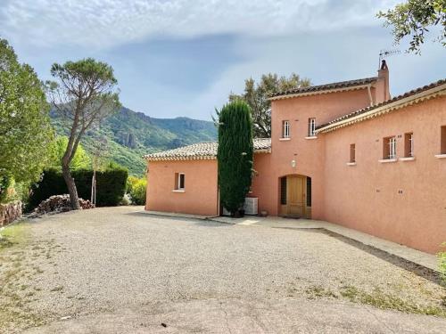 Photo de la galerie de l'établissement Villa avec piscine, parc naturel Estérel, nature, 15 min de Mandelieu, à Fréjus