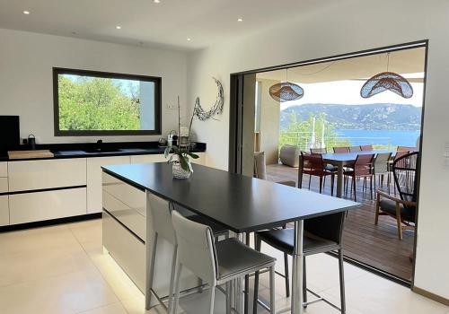 Villa Cazélie, piscine vue splendide sur le Golfe