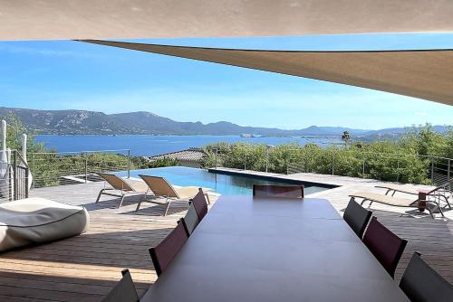 Villa Cazélie, piscine vue splendide sur le Golfe