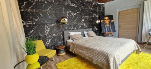 En eller flere senge i et værelse på EVVA Apartment Mountain Retreat