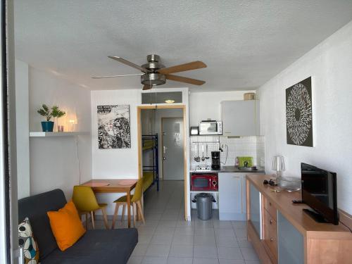 Il comprend un salon et une cuisine avec un ventilateur de plafond. dans l'établissement Studio Grau du Roi 5 min plage, au Grau-du-Roi
