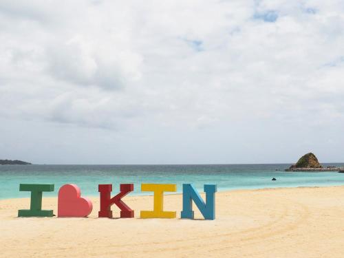 a sign that says hen on the beach at asbo stay hotel in Kin