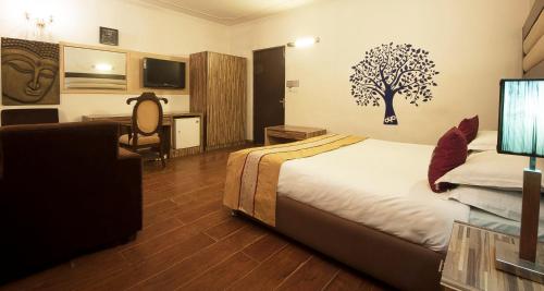 Postel nebo postele na pokoji v ubytování Golden Leaf Hotel