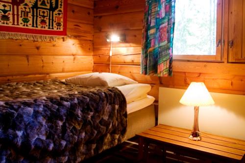 Säng eller sängar i ett rum på Tallhöjden Hotel & Cottage Lodge