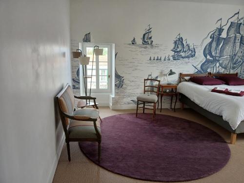 a bedroom with a bed and a purple rug at Oléron MaisonMer in Le Château-dʼOléron