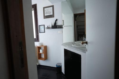 Very Central Vintage Milanese Apartment