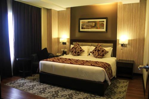 馬尼拉的住宿－布倫特伍德套房酒店，一间位于酒店客房内的带大床的卧室