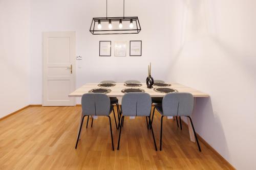 a kitchen with a table with four chairs around it at OrestaLiving - BrigittineurLände in Vienna