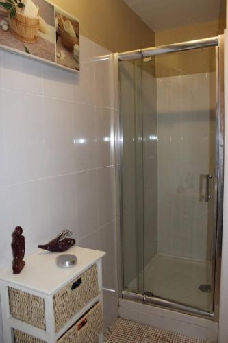 La salle de bains est pourvue d'une douche en verre. dans l'établissement Spacieux T2 avec parking privatif proche du Port et de la plage-4RM217, à Saint Cyprien Plage