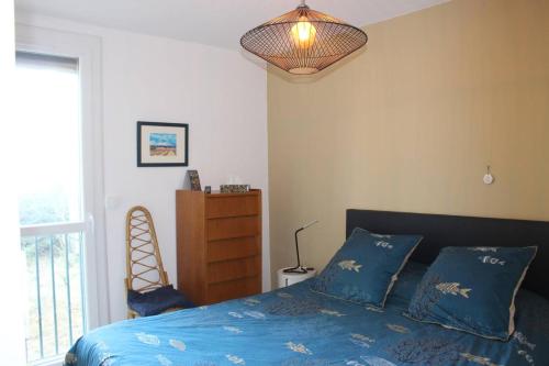 - une chambre avec un lit doté de draps bleus et d'une lampe dans l'établissement Spacieux T2 avec parking privatif proche du Port et de la plage-4RM217, à Saint Cyprien Plage