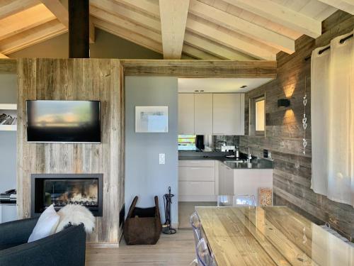 un salon avec une table et une cheminée dans l'établissement Chalet Boolly 5 étoiles - Bolquère, à Bolquère-Pyrénées 2000