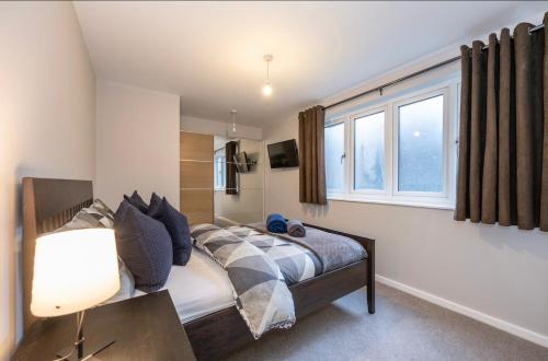 a bedroom with a bed and a window at Modern apartment in the city centre in Southampton