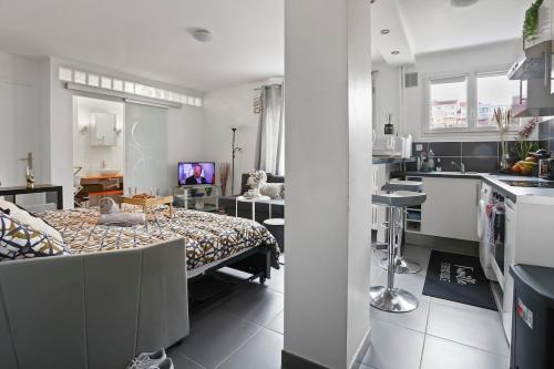 a room with a hospital bed in a kitchen at Cosy Studio Suresnes 10min de La Défense et 20min Paris in Suresnes