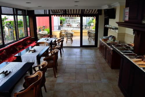 un ristorante con tavoli e sedie e una cucina di Hotel Alp Guesthouse a Istanbul
