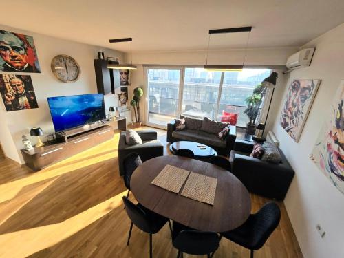 TV a/nebo společenská místnost v ubytování Gallery Apartment