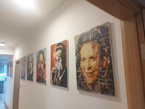 eine Reihe von Bildern, die an einer Wand hängen in der Unterkunft Gallery Apartment in Skopje