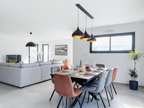 une table à manger et des chaises dans un salon dans l'établissement La Seulles, à Esquay-sur-Seulles