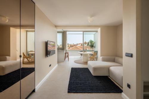 Rooftop Jacuzzi & City View Split Apartment