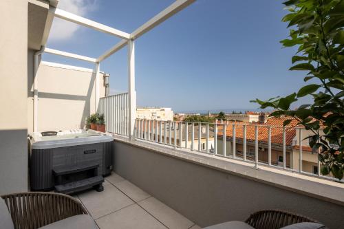 Rooftop Jacuzzi & City View Split Apartment