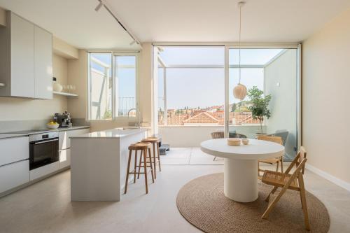 Rooftop Jacuzzi & City View Split Apartment