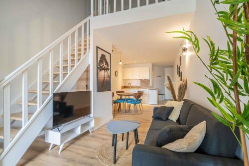 un salon avec un canapé et une table dans l'établissement L'Hippocrate Duplex à deux pas des Halles, à Narbonne