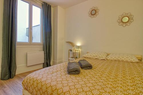 Un pat sau paturi într-o cameră la Maison Boueno II - Guest house 15' from Paris Center