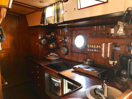 Dapur atau dapur kecil di Segelbooturlaub
