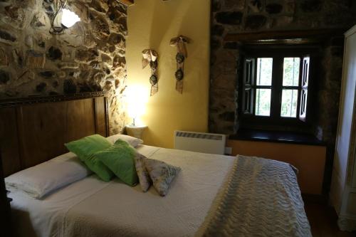 Tempat tidur dalam kamar di Apartamentos Rurales La Casa Vieja De Silió