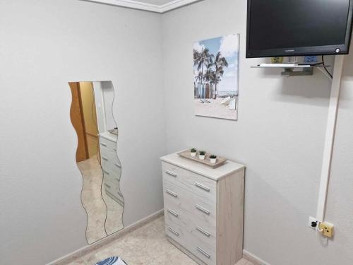 Televízia a/alebo spoločenská miestnosť v ubytovaní Appartement a louer a Torrevieja 100m de la plage