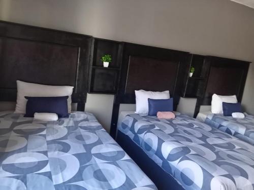 Katil atau katil-katil dalam bilik di Matswabolle Guest Lodge