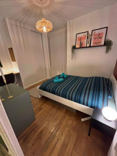 une petite chambre avec un lit et une fenêtre dans l'établissement Superbe, neuf, haut de gamme, 1 chambre, à Villeurbanne