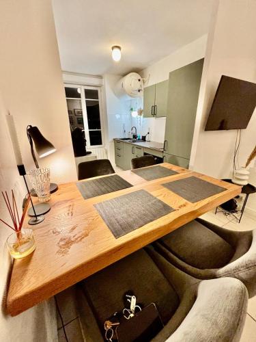 - une cuisine avec une table en bois dans une chambre dans l'établissement Superbe, neuf, haut de gamme, 1 chambre, à Villeurbanne