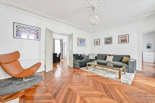 un salon avec un canapé et une table dans l'établissement Appartement de luxe - Assemblée Nationale, à Paris
