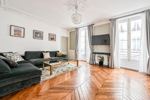 un salon avec un canapé et une table dans l'établissement Appartement de luxe - Assemblée Nationale, à Paris