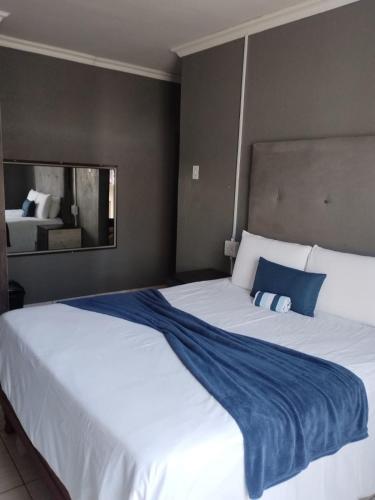Katil atau katil-katil dalam bilik di Matswabolle Guest Lodge