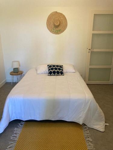 - une chambre avec un grand lit et une couverture blanche dans l'établissement Apartment in a historic villa, à Saint-Raphaël