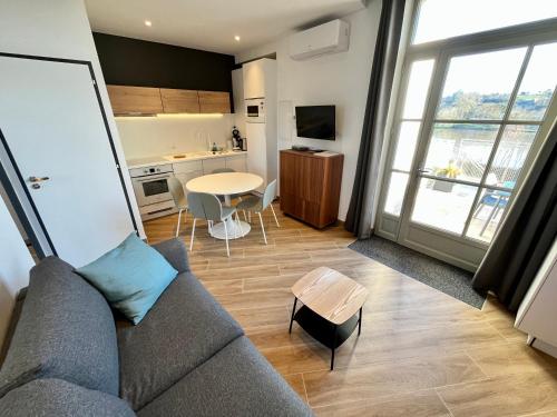 un salon avec un canapé et une table dans l'établissement T2 climatisé face Loire et château le 4-4, à Amboise