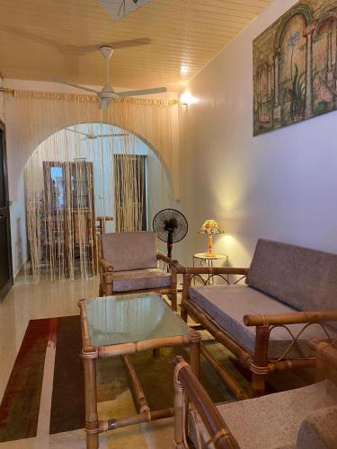 salon z kanapą i stołem w obiekcie AMAL HoME w mieście Wagadugu