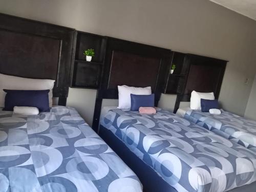 Katil atau katil-katil dalam bilik di Matswabolle Guest Lodge