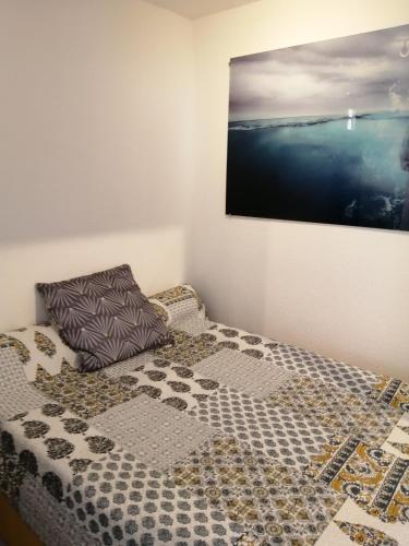 une chambre avec un lit et un tableau au mur dans l'établissement Résidence ATHENA OREADE, à La Londe-les-Maures