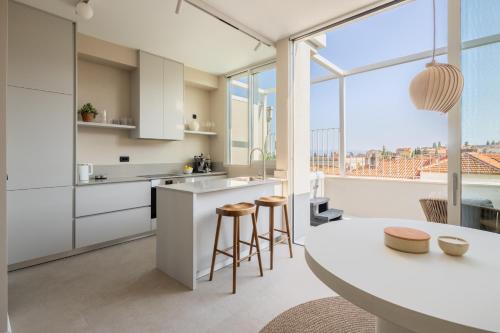 Rooftop Jacuzzi & City View Split Apartment