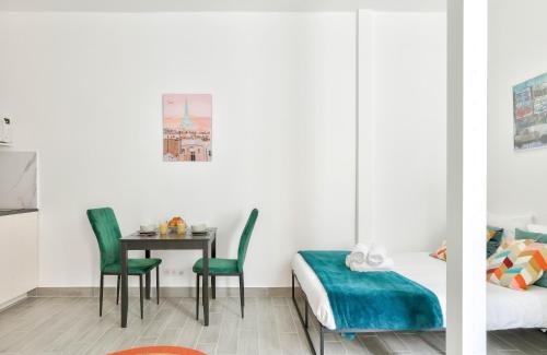 une chambre avec un lit, une table et des chaises dans l'établissement New & Design Studios in the Heart of Le Marais, à Paris