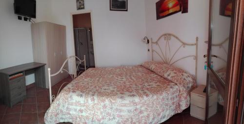 a bedroom with a bed in a room at Segesta Antichi Sapori in Calatafimi