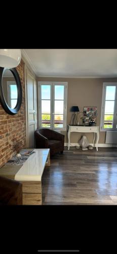 un salon avec un canapé et une table dans l'établissement au 10 quai violette, à Saint-Valery-sur-Somme